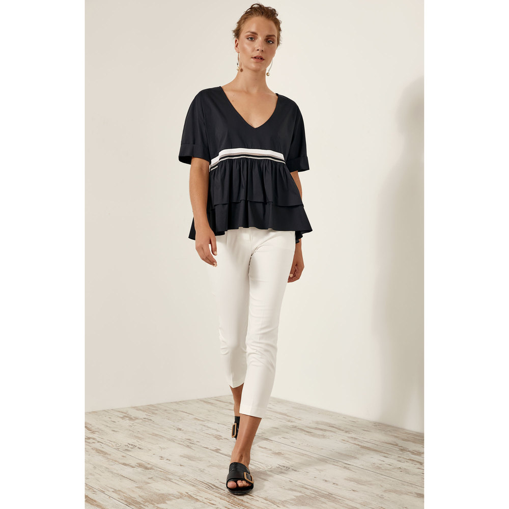 ΜΠΛΟΥΖΑ ΜΕ ΤΡΕΣΑ ΣΤΗΝ ΜΕΣΗ