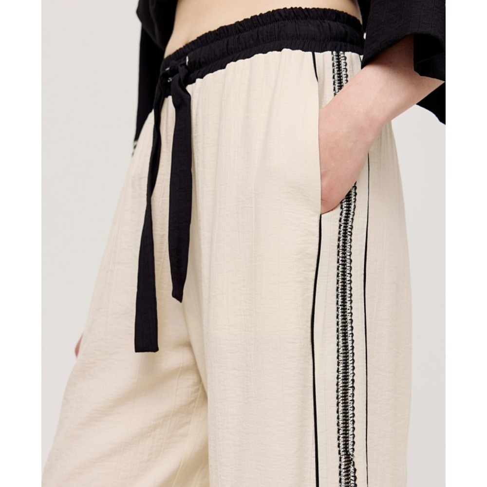 ΠΑΝΤΕΛΟΝΑ ΜΕ ΡΙΓΑ ΣΤΟ ΠΛΑΙ