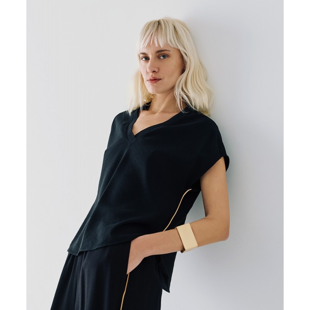 ΜΠΛΟΥΖΑ ΛΕΥΚΗ