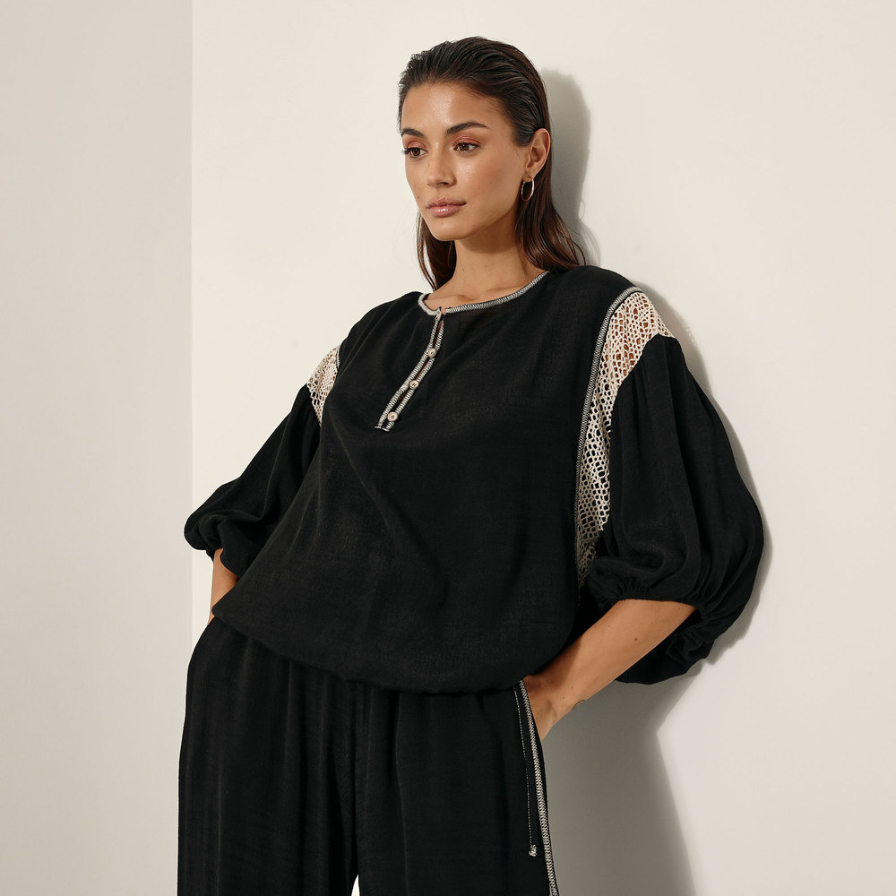 Μπλουζα μαυρη με δαντελα και κουμπια